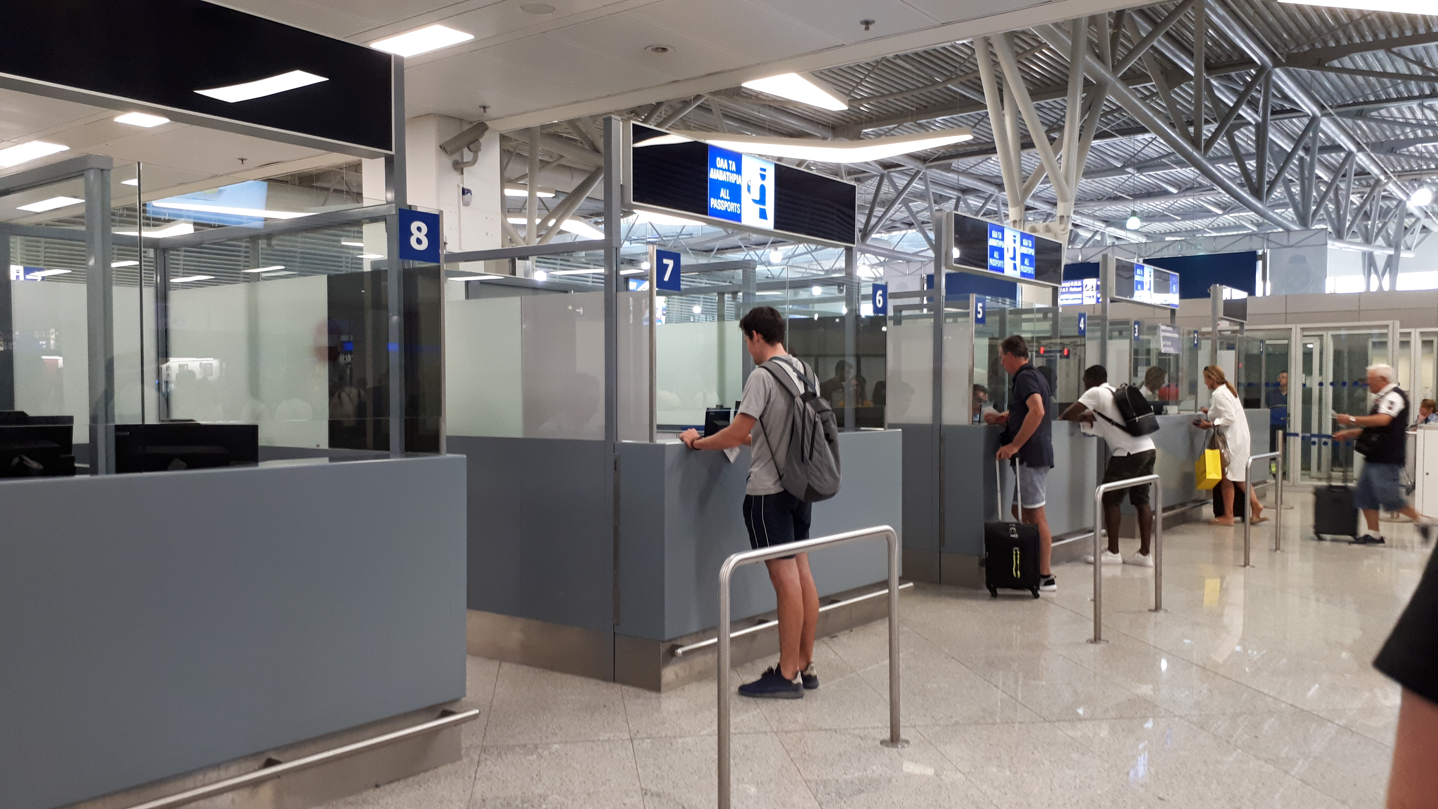 유럽 공항 입국장에서 여권 심사를 받는 공간