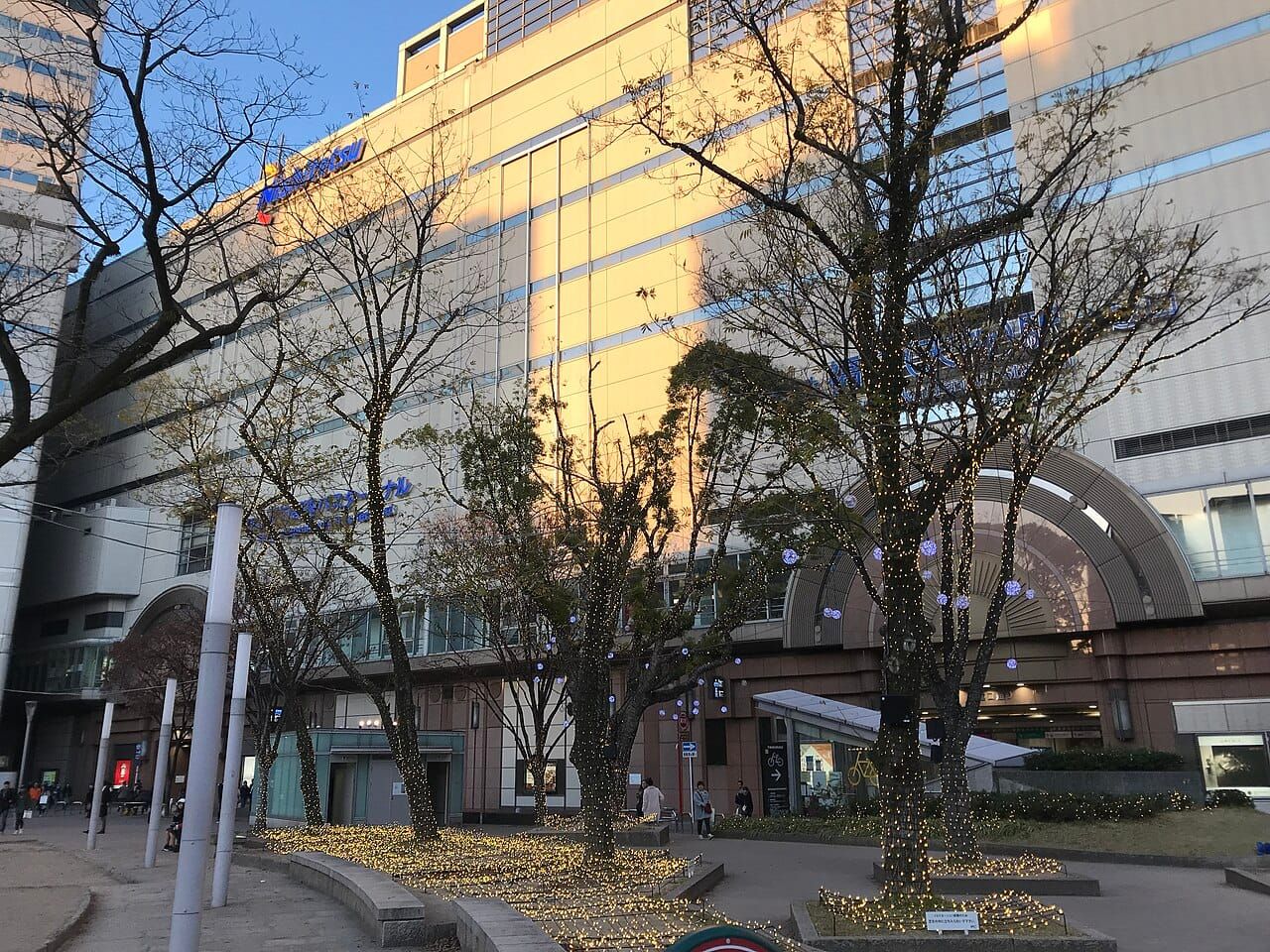 니시테쓰 후쿠오카 텐진역 건물과 게고공원