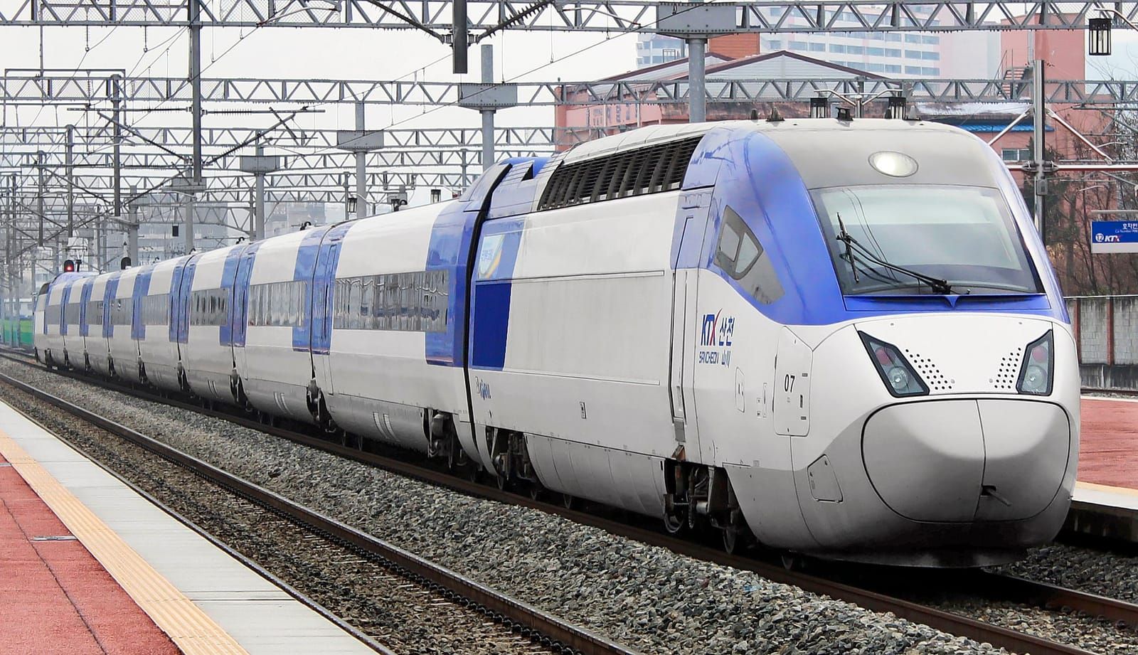 승강장 옆 선로를 달리는 파란색과 흰색 KTX-산천 열차