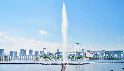 오다이바 분수쇼의 낮 공연과 바다 풍경