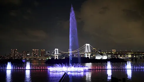 레인보우브리지와 조명이 보이는 오다이바 야간 분수쇼